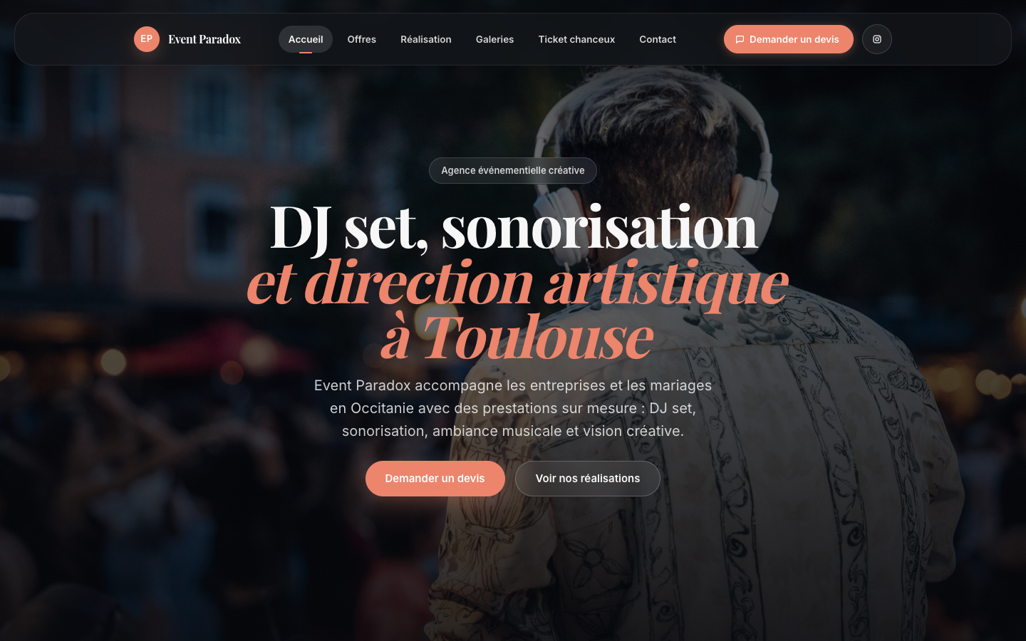 Event Paradox sur ordinateur, avec une photo du DJ aux platines face au public